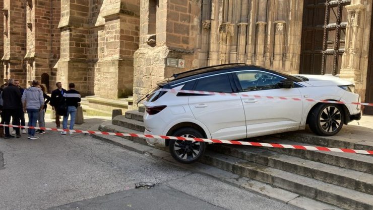 Aveyron : le profil inquiétant de l’individu qui a percuté les marches de la cathédrale de Rodez avec sa voiture