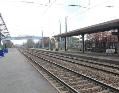 Des jeunes placent une barrière en travers des rails, l’accident évité de justesse grâce à la présence de policiers dans le train