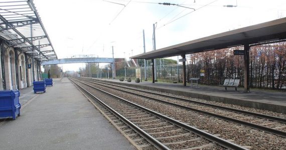 Des jeunes placent une barrière en travers des rails, l’accident évité de justesse grâce à la présence de policiers dans le train