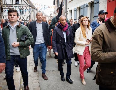 Fontainebleau : un homme tente de forcer le passage pour rencontrer Eric Zemmour, deux policiers blessés