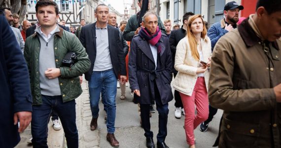 Fontainebleau : un homme tente de forcer le passage pour rencontrer Eric Zemmour, deux policiers blessés