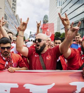 Euro 2024 : la marche des fans turcs stoppée à Berlin pour des gestes controversés