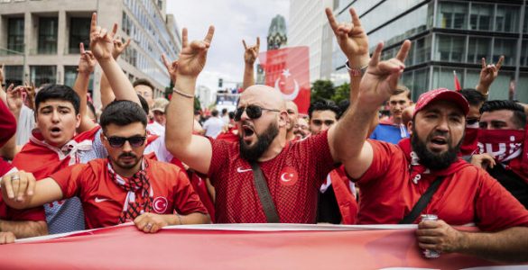 Euro 2024 : la marche des fans turcs stoppée à Berlin pour des gestes controversés