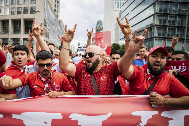 Euro 2024 : la marche des fans turcs stoppée à Berlin pour des gestes controversés