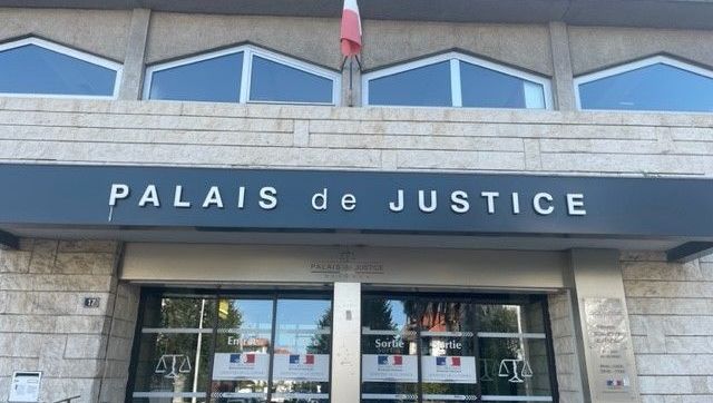 Tribunal de Bayonne : dix-huit mois de prison pour vol avec violence devant un arrêt de bus