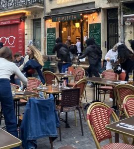 Bordeaux : une quinzaine d’individus en cagoule caillassent des vitrines et sèment la panique à Saint-Michel