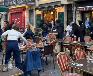 Bordeaux : une quinzaine d’individus en cagoule caillassent des vitrines et sèment la panique à Saint-Michel