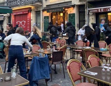 Bordeaux : une quinzaine d’individus en cagoule caillassent des vitrines et sèment la panique à Saint-Michel