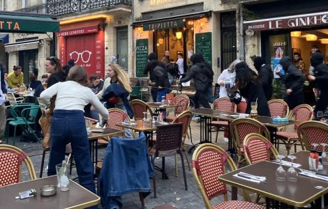 Bordeaux : une quinzaine d’individus en cagoule caillassent des vitrines et sèment la panique à Saint-Michel