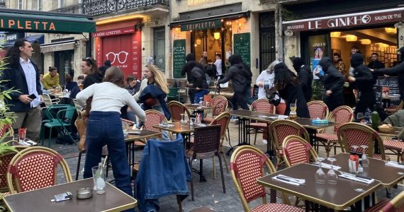 Bordeaux : une quinzaine d’individus en cagoule caillassent des vitrines et sèment la panique à Saint-Michel