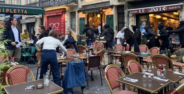 Bordeaux : une quinzaine d’individus en cagoule caillassent des vitrines et sèment la panique à Saint-Michel