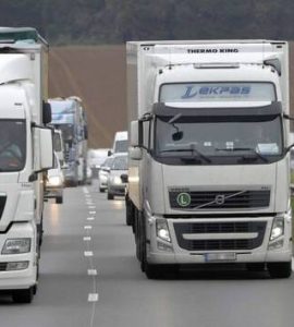 Réveillé par des voleurs près de Nantes, il les enferme dans son camion et attend la police