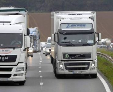 Réveillé par des voleurs près de Nantes, il les enferme dans son camion et attend la police