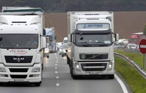 Réveillé par des voleurs près de Nantes, il les enferme dans son camion et attend la police