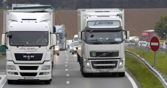 Réveillé par des voleurs près de Nantes, il les enferme dans son camion et attend la police