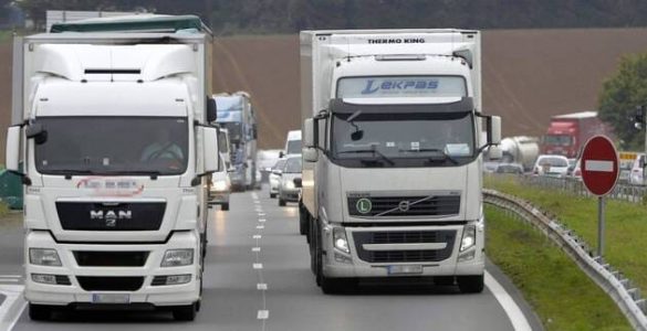 Réveillé par des voleurs près de Nantes, il les enferme dans son camion et attend la police