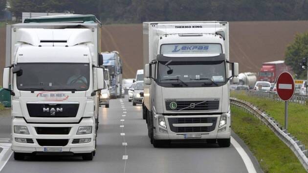 Réveillé par des voleurs près de Nantes, il les enferme dans son camion et attend la police