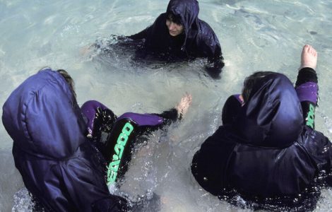 Le maire du Bourget accusé d’avoir ouvert clandestinement la piscine pour des femmes en burkini