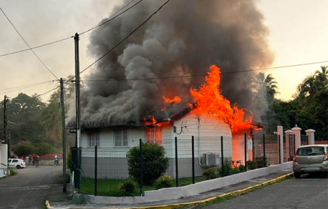 Mobilisation "Martinique île morte" : tension au Carbet, la brigade territoriale de gendarmerie a été incendiée