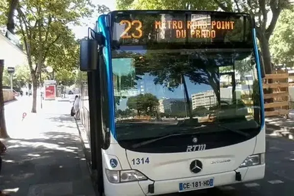 "Ça va mal finir" : menacé par une arme, un chauffeur de bus accélère et esquive son agresseur sur un point de deal