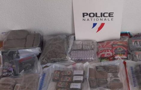 La police judiciaire de Nice saisit 15 kilos de drogue lors d’une interpellation houleuse sur l’A8 dans le Var