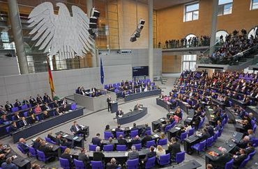 Allemagne : la droite et l'extrême droite adoptent ensemble un texte anti-immigration