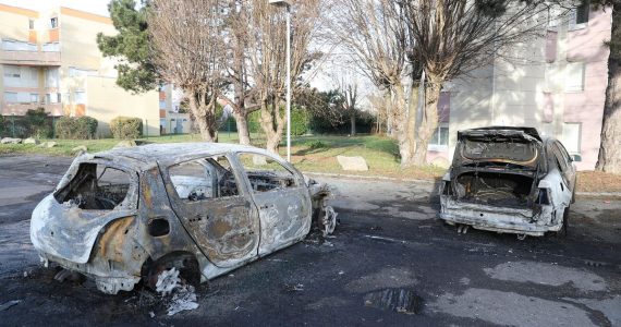 Nuit du Nouvel An : 984 véhicules incendiés et 420 interpellations en France, selon le ministère de l'Intérieur