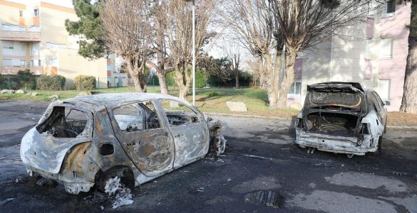 Nuit du Nouvel An : 984 véhicules incendiés et 420 interpellations en France, selon le ministère de l'Intérieur