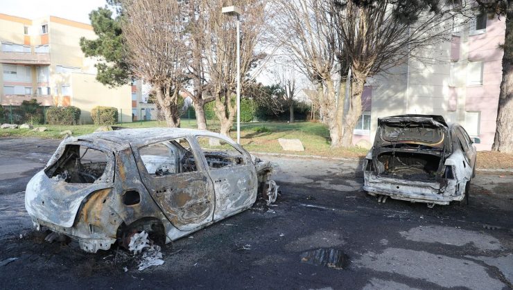 Nuit du Nouvel An : 984 véhicules incendiés et 420 interpellations en France, selon le ministère de l'Intérieur