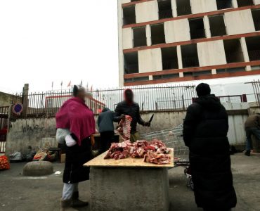 De la viande découpée et vendue sur le trottoir : à Vitry, la boucherie clandestine fait le plein de clients