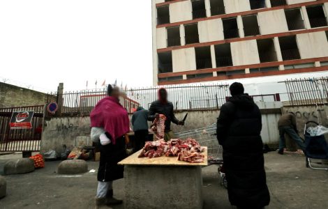 De la viande découpée et vendue sur le trottoir : à Vitry, la boucherie clandestine fait le plein de clients