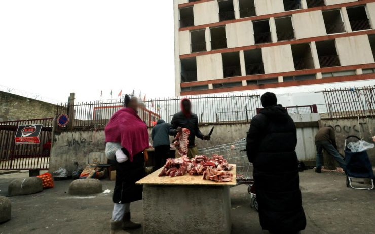 De la viande découpée et vendue sur le trottoir : à Vitry, la boucherie clandestine fait le plein de clients