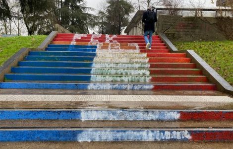 "C'est vraiment choquant !" L'escalier de l'université de Rennes 2, aux couleurs LGBTQ, recouvert en bleu, blanc, rouge