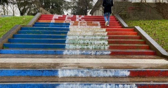 "C'est vraiment choquant !" L'escalier de l'université de Rennes 2, aux couleurs LGBTQ, recouvert en bleu, blanc, rouge