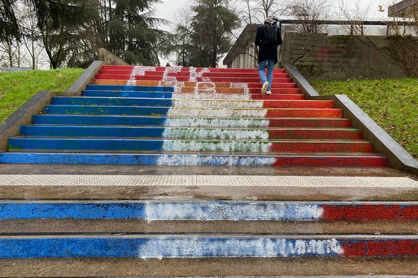 "C'est vraiment choquant !" L'escalier de l'université de Rennes 2, aux couleurs LGBTQ, recouvert en bleu, blanc, rouge