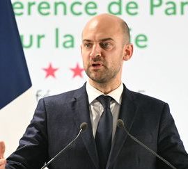 Paris a mis en place des "restrictions d'accès" en France contre des "dignitaires" algériens, annonce le ministre Jean-Noël Barrot