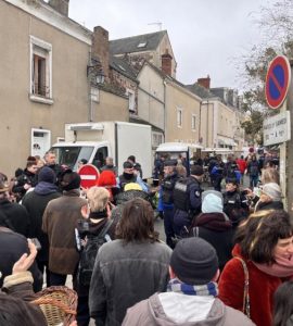 Une manifestation contre un stand de charcuterie perturbe un petit marché d’Anjou