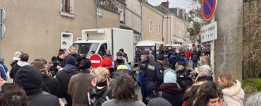 Une manifestation contre un stand de charcuterie perturbe un petit marché d’Anjou