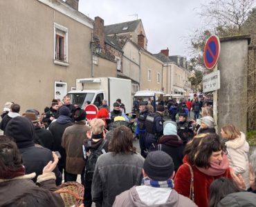 Une manifestation contre un stand de charcuterie perturbe un petit marché d’Anjou