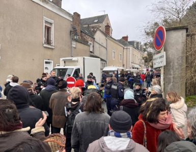 Une manifestation contre un stand de charcuterie perturbe un petit marché d’Anjou