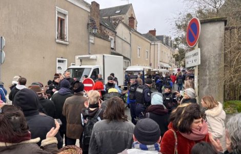 Une manifestation contre un stand de charcuterie perturbe un petit marché d’Anjou