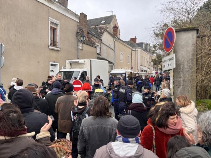 Une manifestation contre un stand de charcuterie perturbe un petit marché d’Anjou