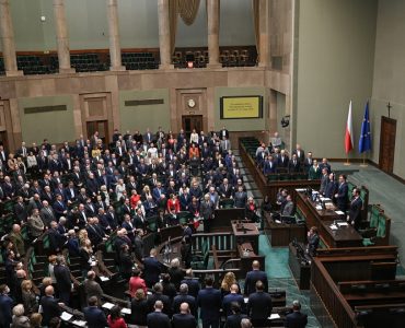 Polish MPs pass bill to suspend right to asylum