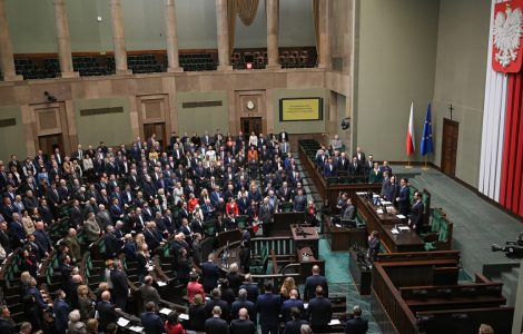 Polish MPs pass bill to suspend right to asylum