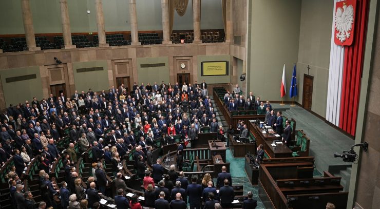 Polish MPs pass bill to suspend right to asylum