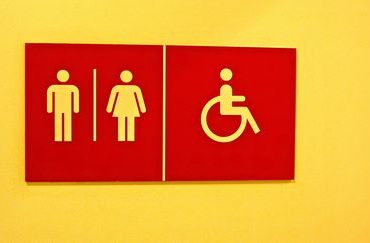 Comment les pictogrammes indiquant les toilettes renforcent les stéréotypes de genre ?