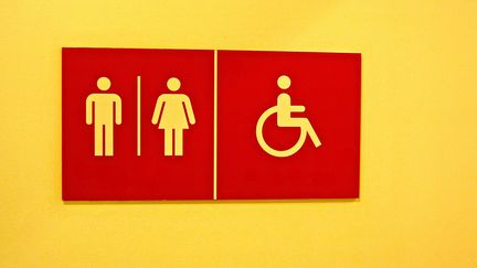 Comment les pictogrammes indiquant les toilettes renforcent les stéréotypes de genre ?